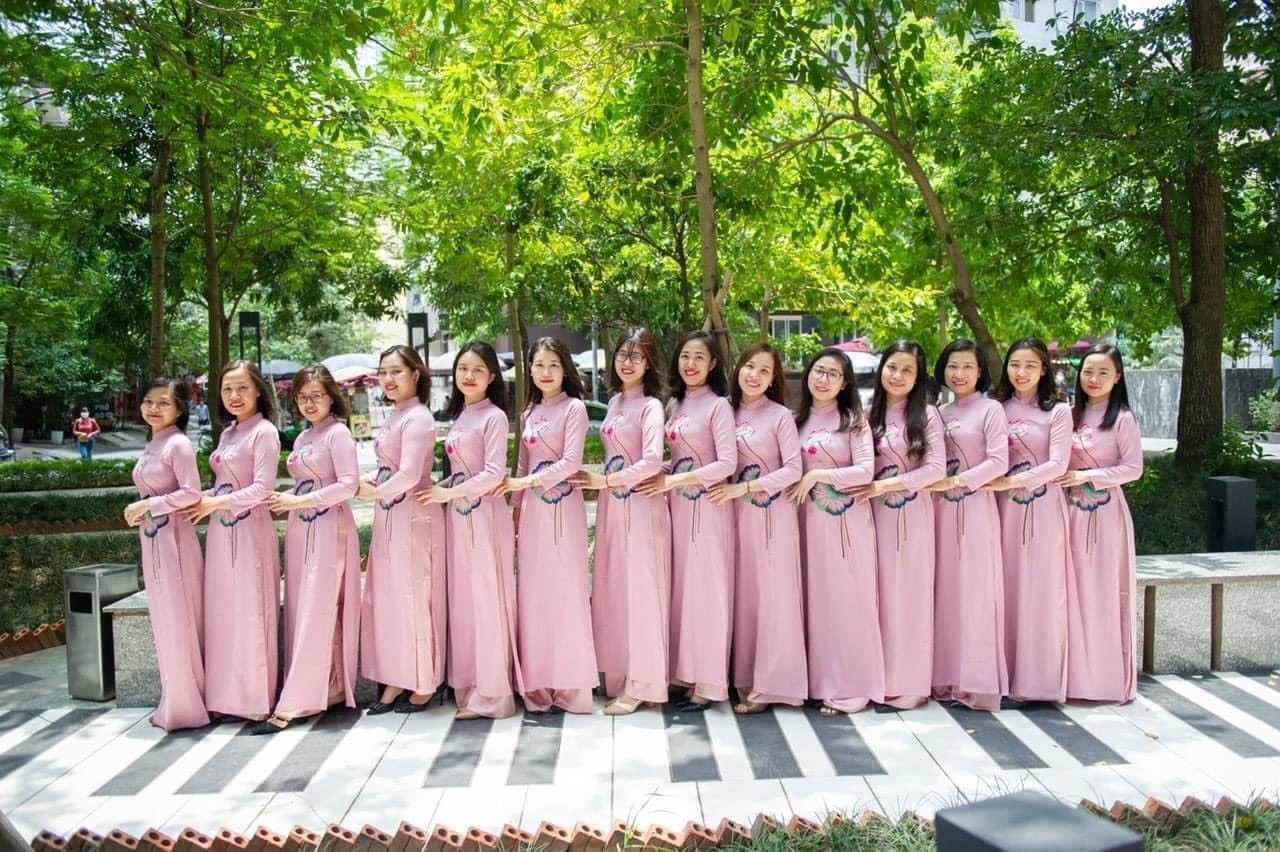Cô giáo duyên dáng trong tà áo dài màu hồng ruốc thêu hoa sen