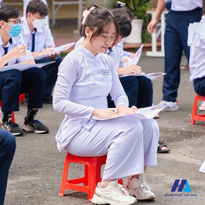 Nữ sinh duyên dáng trong tà áo dài trắng truyền thống của THPT Nguyễn Thị Minh Khai