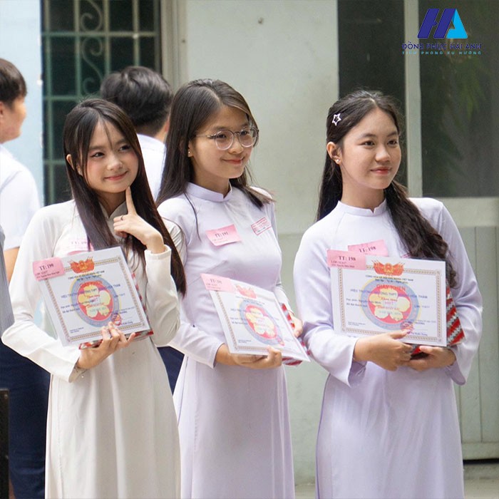 Nữ sinh duyên dáng trong tà áo dài trắng đồng phục Hoàng Hoa Thám tại các buổi lễ