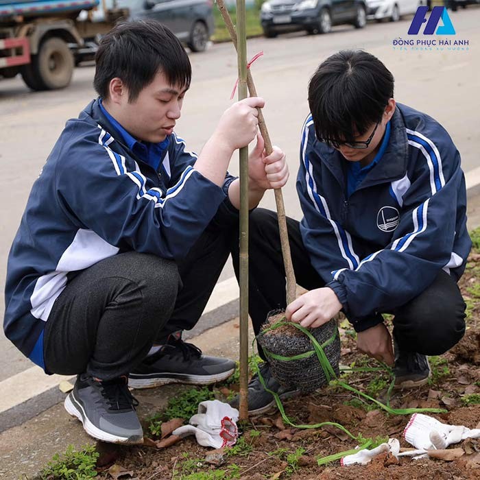 Áo khoác gió đồng phục Đại học Quốc gia Hà Nội với tông màu xanh đậm