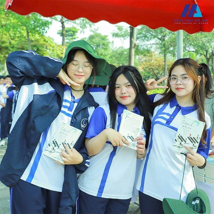 Đồng phục thể dục Đại học Quốc gia Hà Nội với áo polo trắng và đường line xanh dương