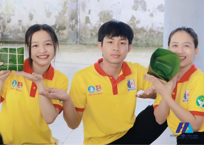 áo polo đồng phục đội tình nguyện Cao đẳng Kinh tế Đối ngoại với sắc vàng đặc trưng