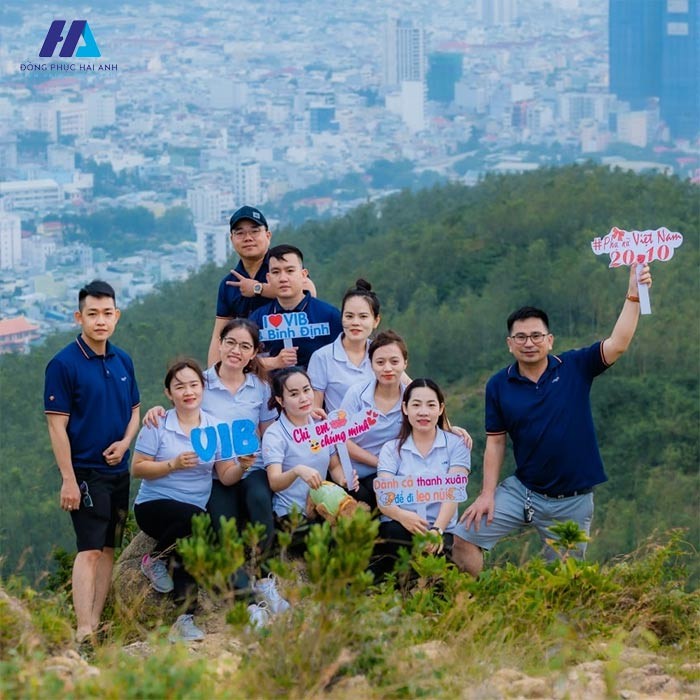 Trẻ trung và năng động với mẫu đồng phục team building VIB
