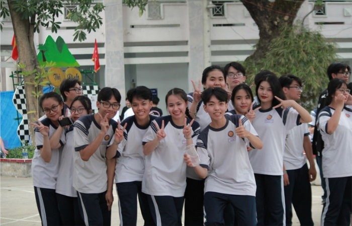 Bộ đồng phục thể dục màu xanh tím than, trắng mang lại sự thoải mái cho học sinh Hoàng Hoa Thám