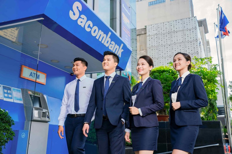 Nữ nhân viên Sacombank trong bộ đầm đồng phục màu xanh navy thanh lịch và chuyên nghiệp