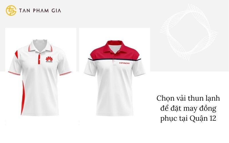 Một nhóm nhân viên mặc đồng phục áo polo màu đỏ đang chụp ảnh