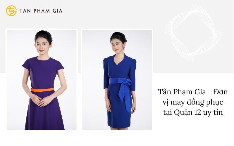 Một nhóm nhân viên mặc đồng phục áo polo và tạp dề đang làm việc trong nhà hàng