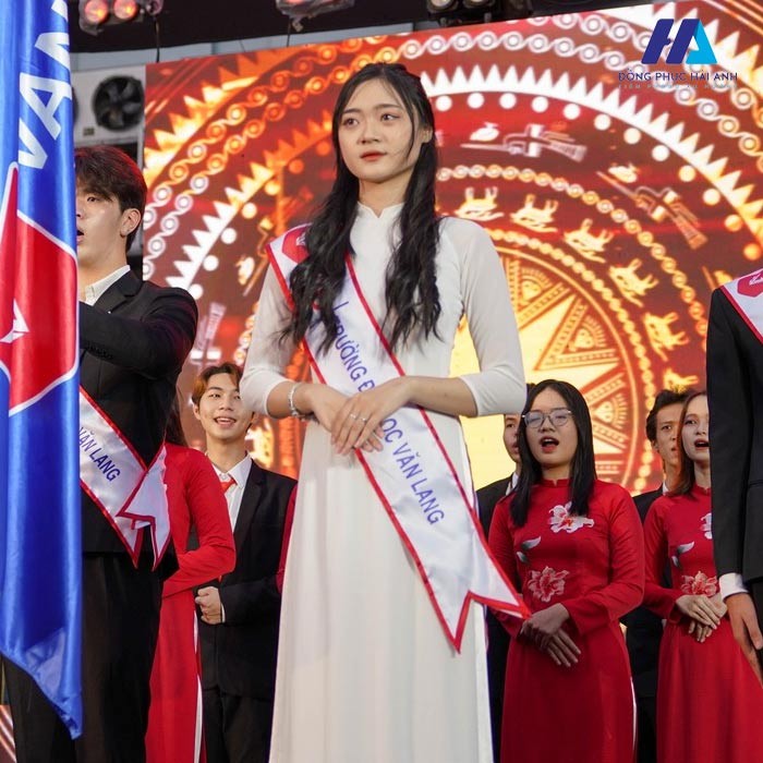 Nữ sinh Đại học Văn Lang duyên dáng trong tà áo dài đồng phục, thể hiện nét đẹp truyền thống