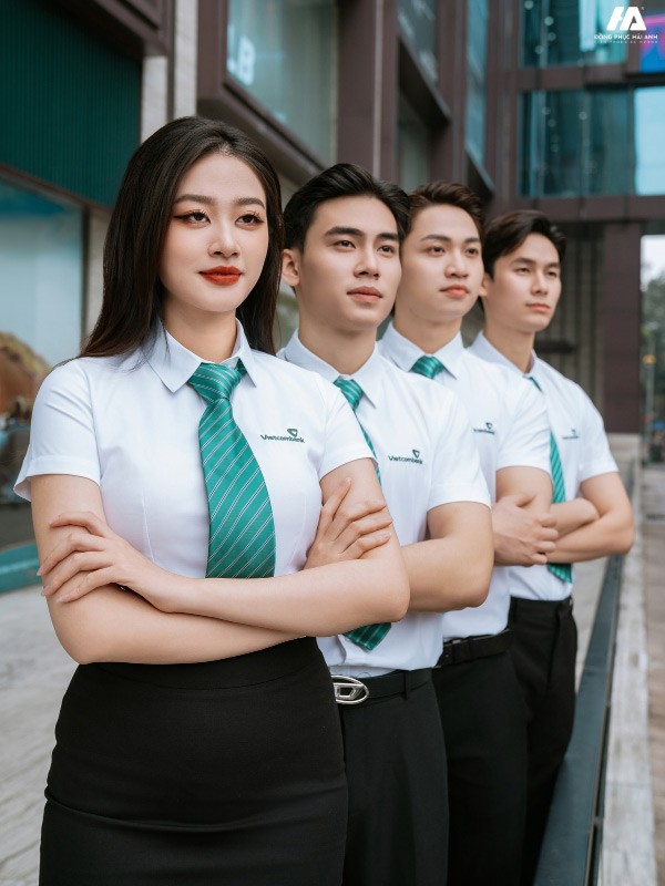 Mẫu áo sơ mi đồng phục ngắn tay màu trắng, thiết kế cơ bản