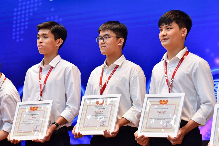 Áo đồng phục Bách Khoa với thiết kế sơ mi mang đến sự chỉn chu, chuyên nghiệp