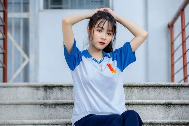 Áo Bách Khoa thể dục với form rộng rãi để thuận tiện cho các hoạt động thể thao ngoài trời
