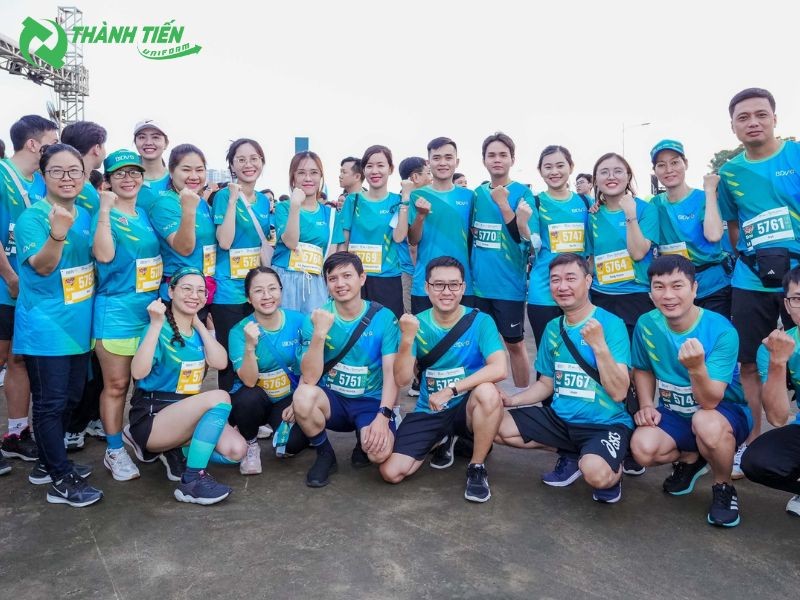 Tập thể nhân viên ngân hàng BIDV tham gia giải chạy bộ với đồng phục