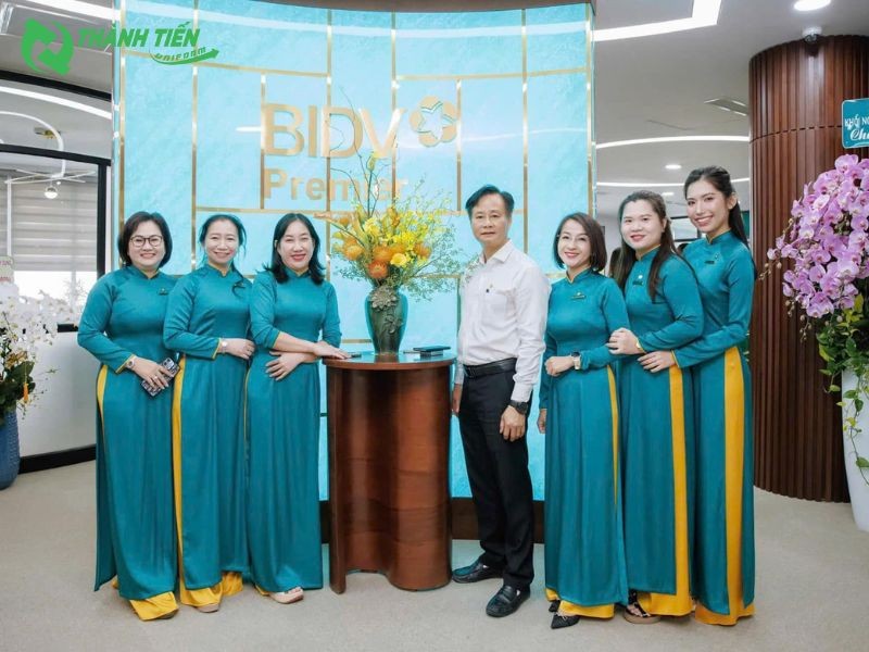 Mẫu áo dài được thiết kế dựa vào nhận diện thương hiệu của ngân hàng BIDV