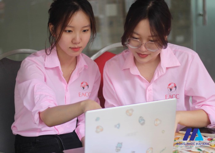 Ấn tượng với mẫu áo sơ mi hồng nhạt của CLB Văn hóa Ngoại Giao FTU
