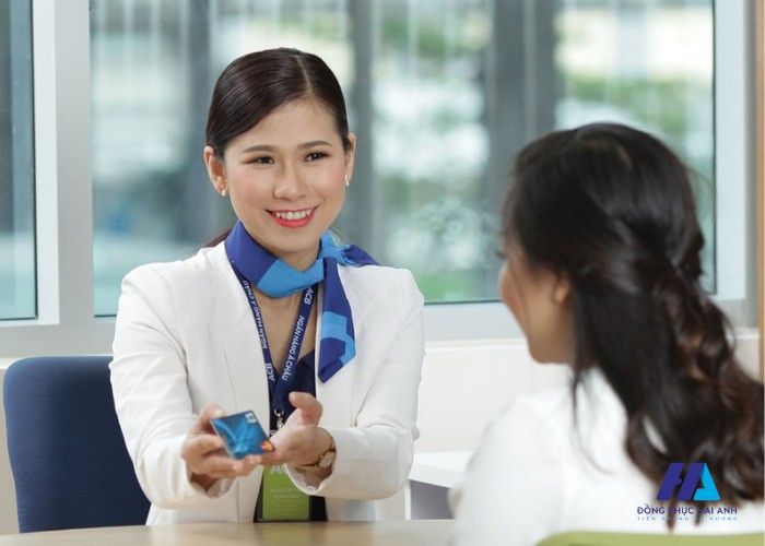 Nhân viên Ngân hàng ACB với đồng phục lịch sự tại quầy giao dịch