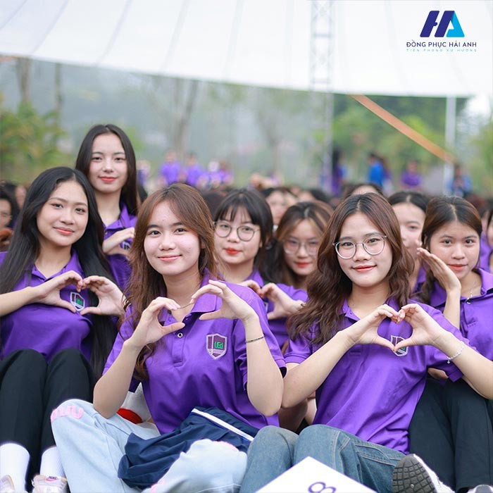 Mẫu đồng phục Đại học Giáo dục VNU với áo polo tím lịch sự