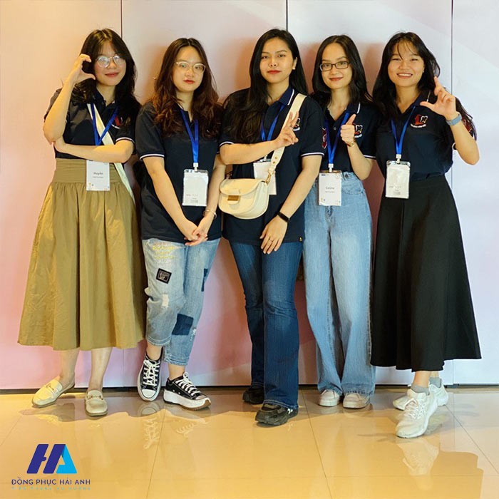 Áo đồng phục Khoa Răng Hàm Mặt Đại học Văn Lang màu xanh đen nổi bật, thể hiện tính chuyên nghiệp