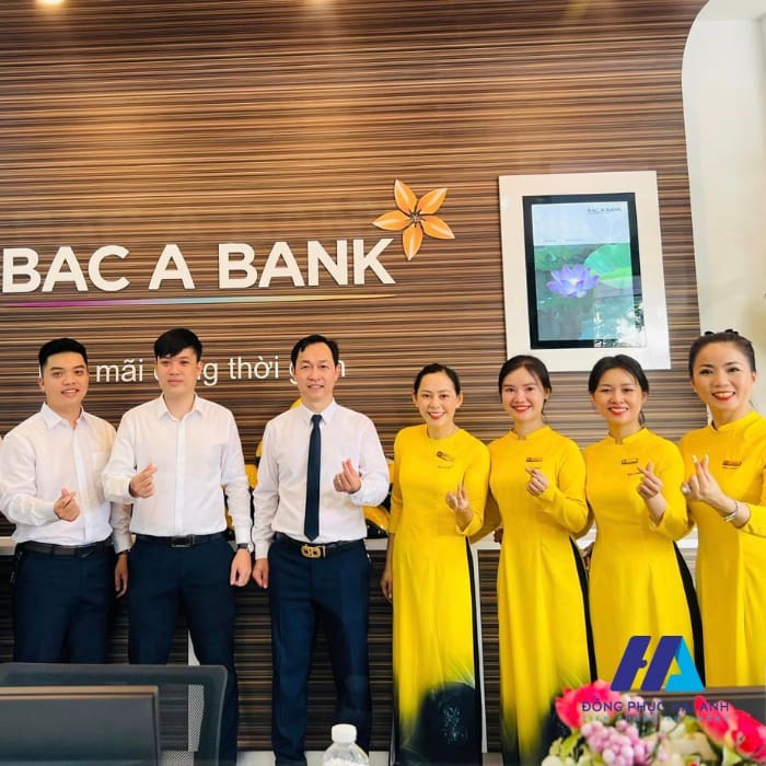 Vàng ánh kim và đen là những gam màu đặc trưng của đồng phục ngân hàng Bắc Á