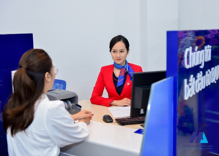 Bộ đồng phục tiêu chuẩn của ngân hàng BVBank đi kèm với tag tên, nơ hoặc cà vạt