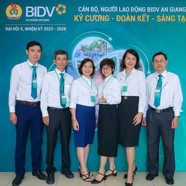 Nam nhân viên trong bộ đồng phục sơ mi BIDV thanh lịch, trang nhã