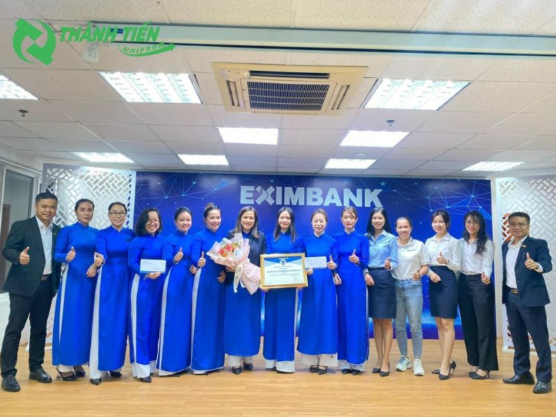 Áo dài đồng phục Eximbank màu xanh thiên thanh cho nhân viên lễ tân
