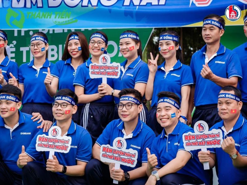 Đội ngũ nhân viên Eximbank chuyên nghiệp trong đồng phục