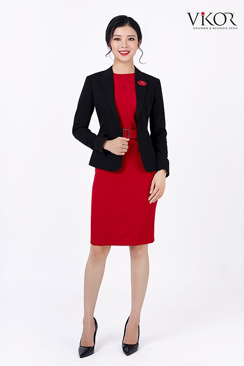 Đầm đồng phục công sở có thiết kế thanh lịch, kết hợp cùng áo vest khoác ngoài mang lại hình ảnh chuyên nghiệp
