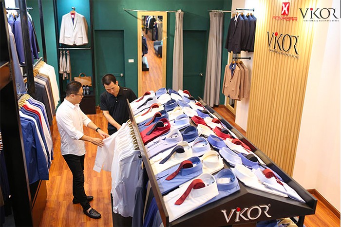 Phụ kiện caravat cho nam nhân viên ngân hàng luôn được trưng bày sẵn tại showroom của VIKOR