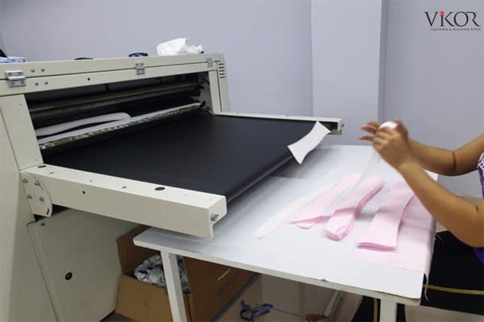 Quy trình ép keo cổ sơ mi cao cấp bằng máy của VIKOR giúp đảm bảo cổ áo không bị rộp keo khi sử dụng