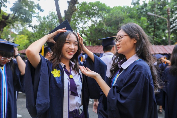 Áo đồng phục tốt nghiệp THPT Nguyễn Thị Minh Khai kỷ niệm 100 năm thành lập trường