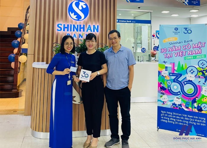Đồng phục Shinhan Bank gây ấn tượng bởi màu sắc hài hòa, tinh tế