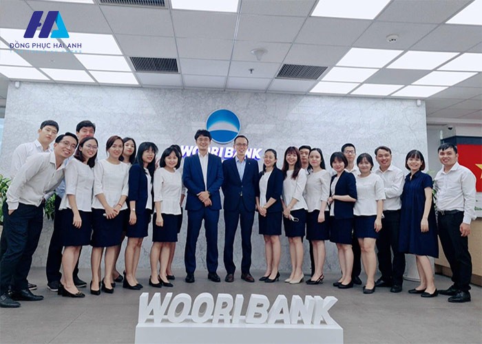 Đồng phục ngân hàng Woori Bank giúp thể hiện tính chuyên nghiệp, uy tín