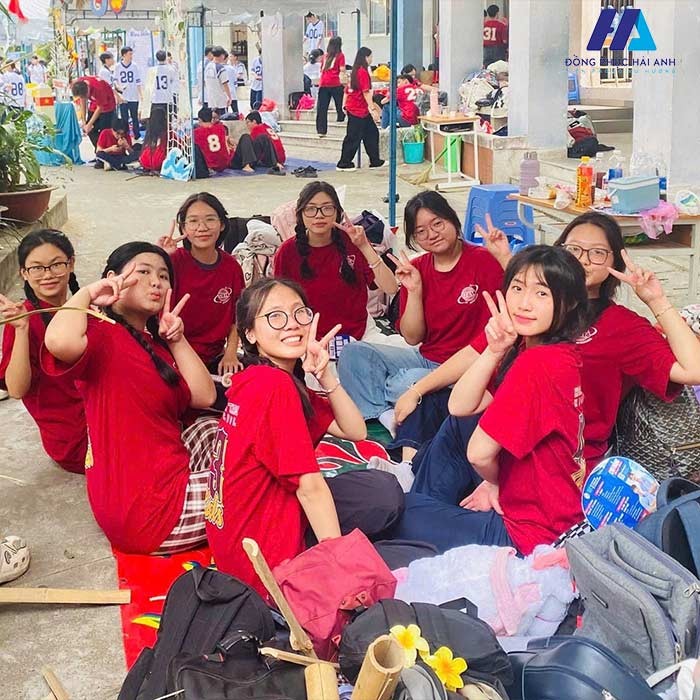 Học sinh THPT Hoàng Hoa Thám năng động trong áo thun đồng phục nhóm lớp