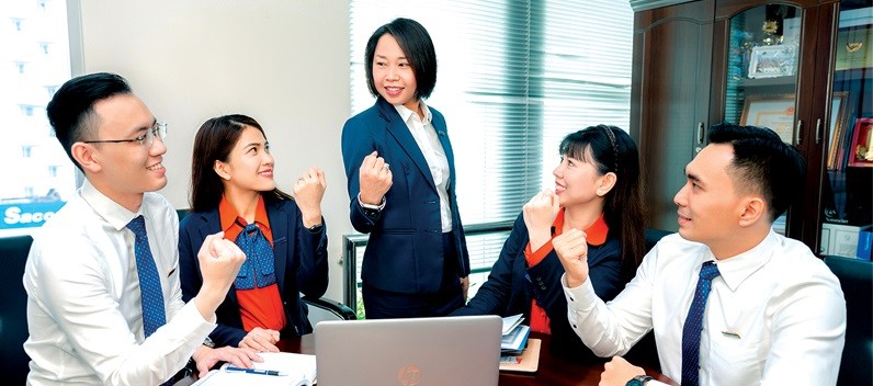 Đồng phục Sacombank giúp tăng cường sự gắn kết và tinh thần làm việc nhóm giữa các nhân viên