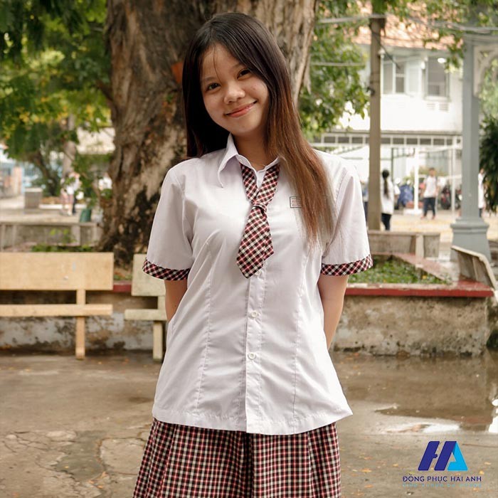 Học sinh THPT Hoàng Hoa Thám tự tin với áo sơ mi đồng phục kẻ caro độc đáo