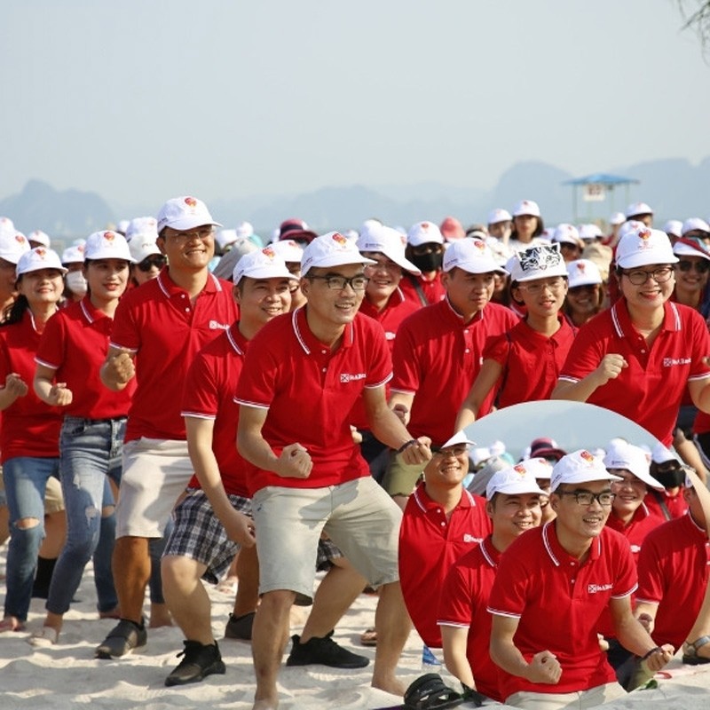 Nhóm nhân viên Seabank mặc đồng phục team building màu xanh tươi sáng