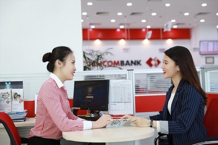 Thiết kế áo sơ mi kẻ sọc đỏ trắng của Techcombank
