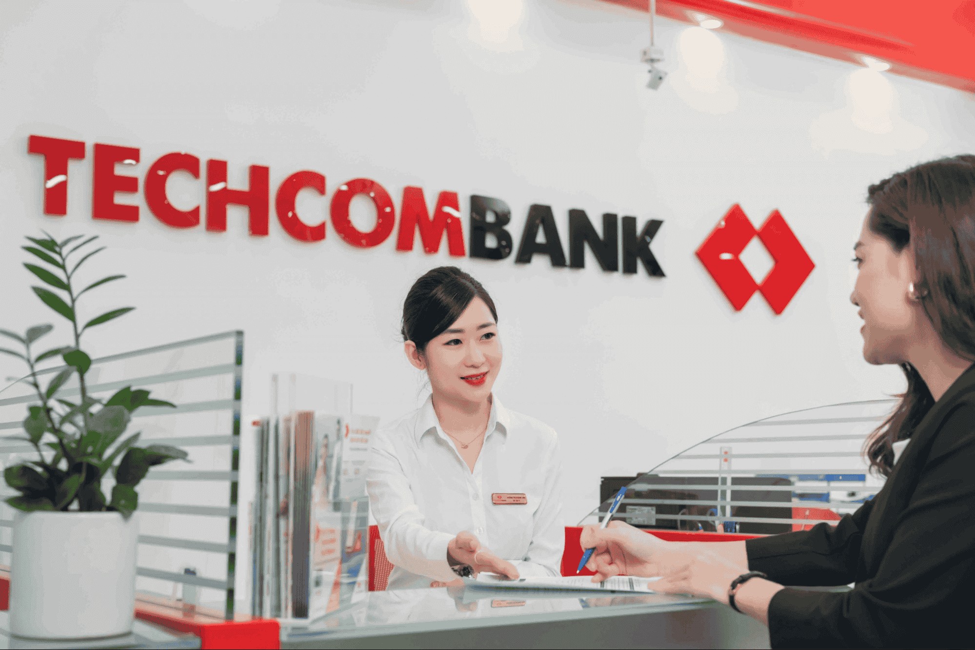 Áo gile thanh lịch phối cùng sơ mi trắng