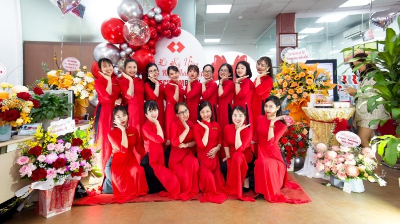 Nữ nhân viên Techcombank duyên dáng trong tà áo dài truyền thống
