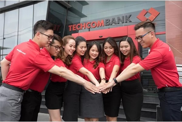 Mẫu áo polo đồng phục Techcombank màu đỏ năng động