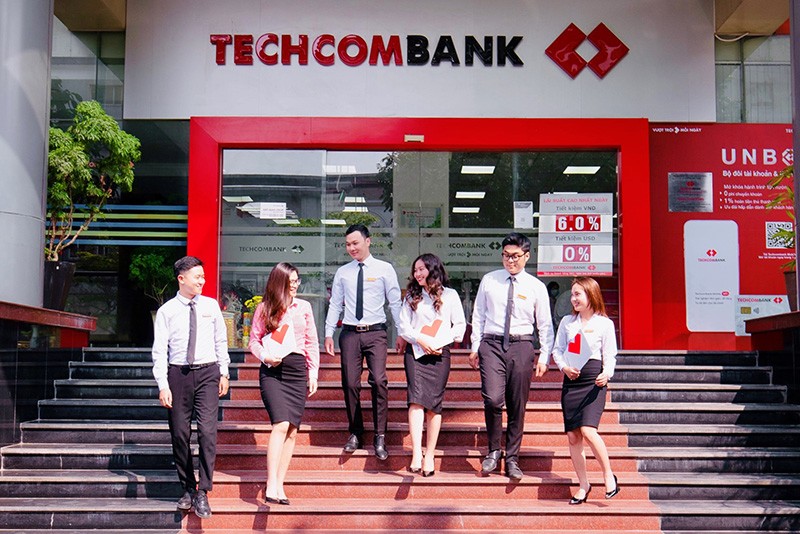 Quần tây và chân váy kết hợp cùng áo sơ mi đồng phục Techcombank