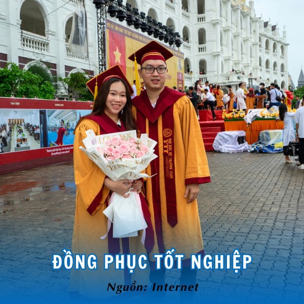 Mẫu áo cử nhân màu vàng phối đỏ cùng mũ mortarboard của VTTU