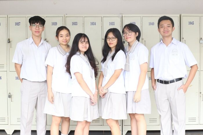 Đồng phục học sinh Đinh Thiện Lý cấp THPT với quần tây/chân váy màu be kết hợp áo sơ mi trắng, mang đến vẻ trưởng thành và thanh lịch.