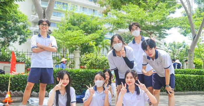 Đồng phục thể dục trường Đinh Thiện Lý là áo thun polo trắng viền xanh, mang đến sự năng động và thoải mái cho học sinh khi tham gia các hoạt động thể thao.