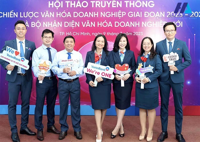 Nơ và cà vạt đi kèm với đồng phục nhân viên Vietinbank