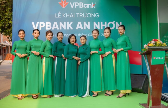 Lễ tân thường sử dụng áo dài đồng phục VPBank trong các dịp đặc biệt
