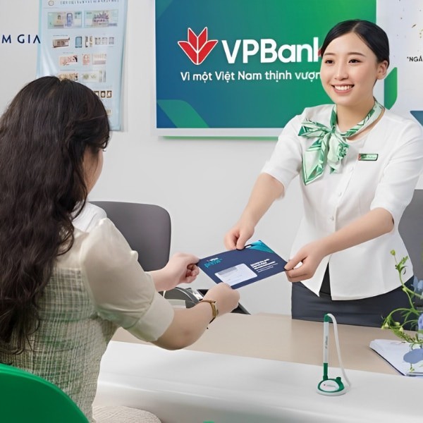 Áo sơ mi là mẫu đồng phục ngân hàng VPBank phổ biến cho cả nam và nữ