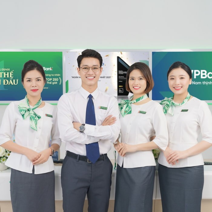 Chân váy bút chì là lựa chọn phổ biến trong bộ đồng phục nữ VPBank