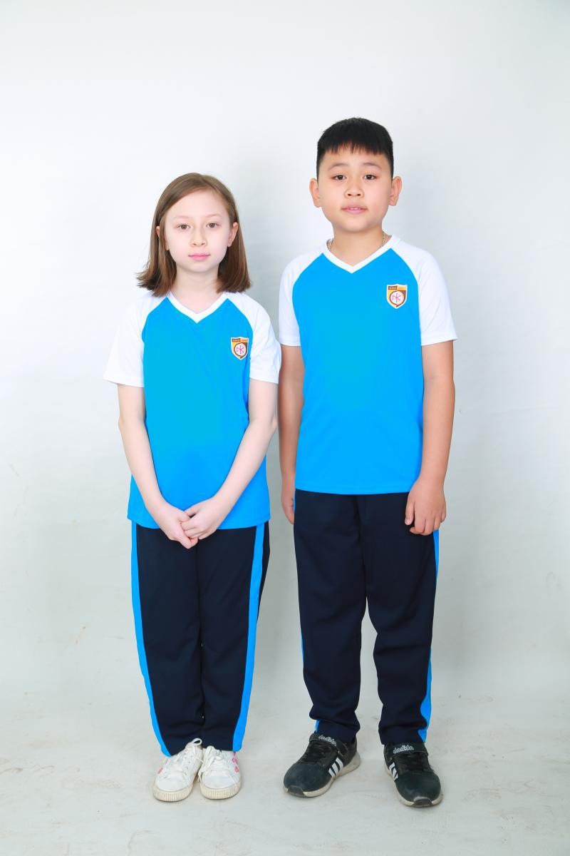 Học sinh Nguyễn Bỉnh Khiêm - Cầu Giấy mặc đồng phục thể dục