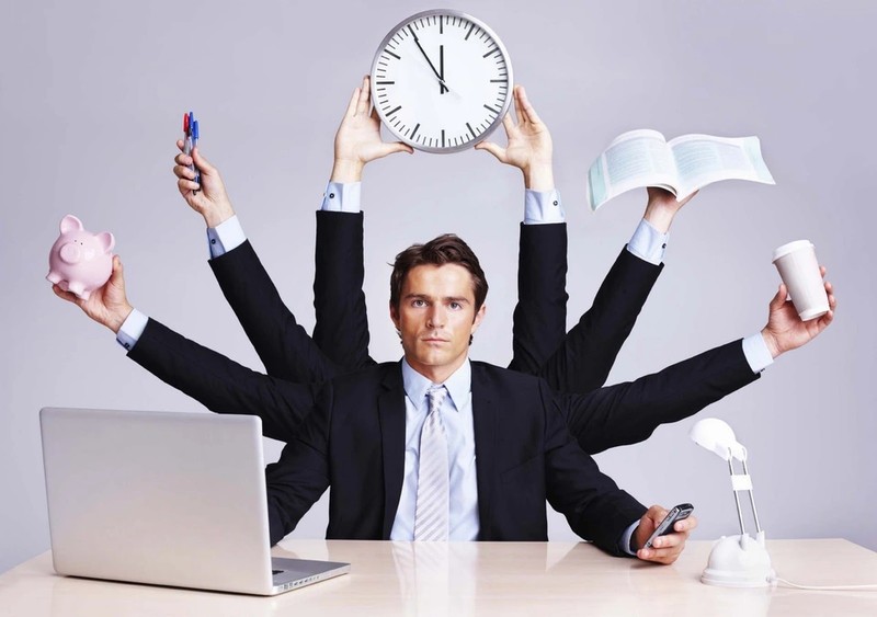 Người phụ nữ đang đọc sách và tìm hiểu những mẹo hay trong cuộc sống, một cách để trau dồi kiến thức hằng ngày